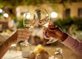 This date couldnt go any better. Cropped shot of a couple making a toast while on a romantic date. - obrazy, fototapety, plakaty