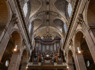 Fototapeta na wymiar Saint Sulpice interior