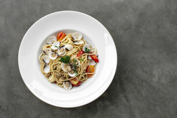 Spaghetti alle Vongole traditional italian seafood pasta with clams - 498404753