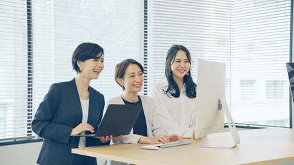 オフィスでミーティングする女性グループ