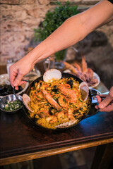 paella servida por cocinero