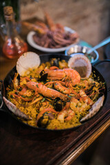 paella servida en la mesa