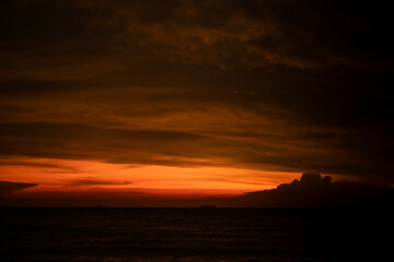 Fototapeta na wymiar sunset over the sea, landscape view.