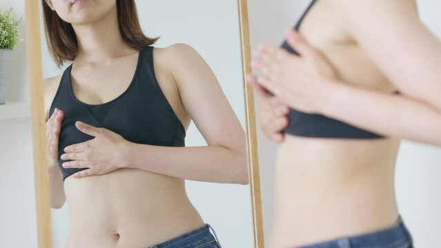 胸を揉む女性（美容・ダイエット・バストアップ・乳がんセルフチェック）