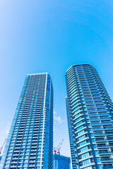 Obraz na płótnie Canvas Landscape photograph looking up at a high-rise apartment_c_62