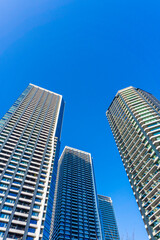 Fototapeta premium Landscape photograph looking up at a high-rise apartment_c_65