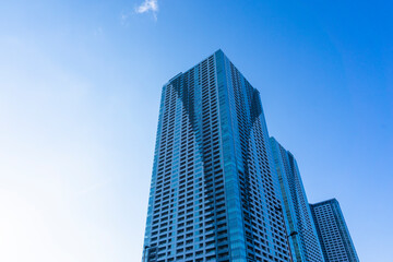 Obraz premium Landscape photograph looking up at a high-rise apartment_c_74