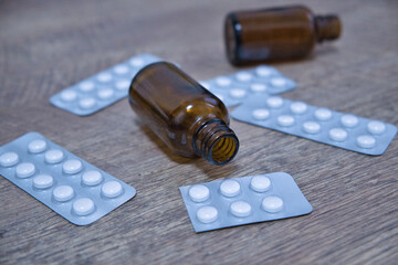 テーブルに置かれた薬 錠剤と空の瓶