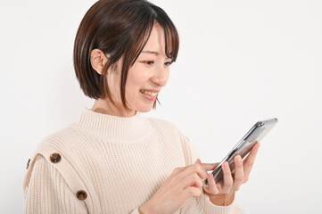 Fototapeta premium スマホを操作する日本人女性
