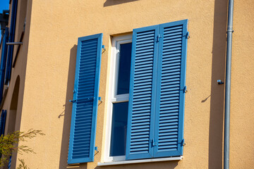 Fenster mit schönem neuen Klappladen in mediterranem Stil