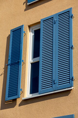 Fenster mit schönem neuen Klappladen in mediterranem Stil