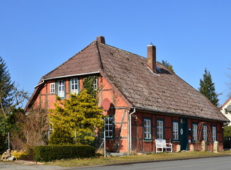 Fototapeta na wymiar Historisches Bauwerk im Frühling im Dorf Müden am Fluss Örtze, Niedersachsen
