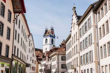 Naklejka premium Aarau, Stadtkirche, Altstadt, Altstadthäuser, historische Gassen, Aare, Fluss, Frühling, Frühlingssonne, Aargau, Schweiz
