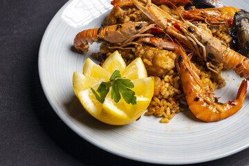 Paella valenciana de marisco