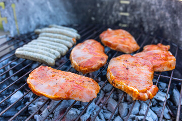 Frisches Fleisch und Würstchen auf dem Holzkohlegrill