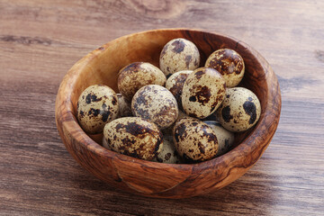 Obraz premium Raw quail eggs heap in the bowl