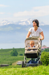 Mutter mit Kleinkind im Buggy unterwegs in der herrlichen Natur am Bodensee