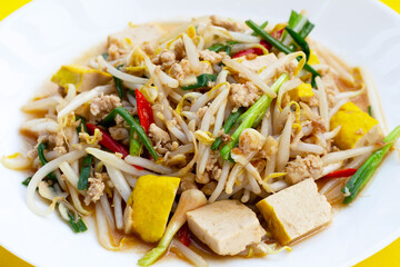 Fried bean sprouts with minced pork and tofu