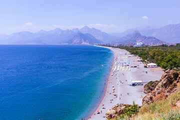 Naklejka premium Antalya beaches with sand. blue sky and sea 