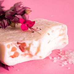 Handgemachte Seife mit Blüte und Salzkörner