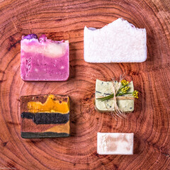 verschiedene Seifen auf Holzbrett