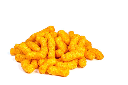 Erdnussflips isoliert vor wei&szlig;em Hintergrund