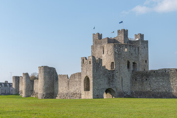 Fototapeta na wymiar Trim Castle (Irish: Caisleán Bhaile Átha Troim) is a castle on the south bank of the River Boyne in Trim, County Meath, Ireland. It was the location of the movie Braveheart