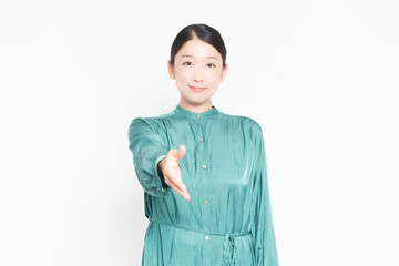 手を差し出している主婦