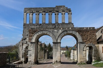 Fototapeta na wymiar La porte d'Arroux, aussi appelée porte de Sens, porte de ville romaine, ville de Autun, département de la Saone et Loire, France