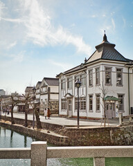 Fototapeta premium 白壁の町 倉敷美観地区｜縦構図