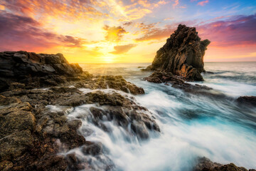 Fototapeta na wymiar Beautiful sunset on ocean coast