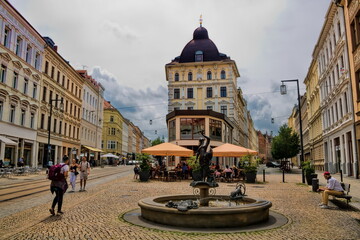 görlitz, deutschland - platz mit brunnen in der berliner straße