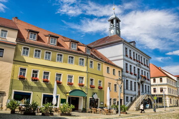 Fototapeta premium bischofswerda, deutschland - sanierte altbauten mit rathaus