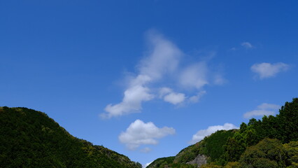 空と山