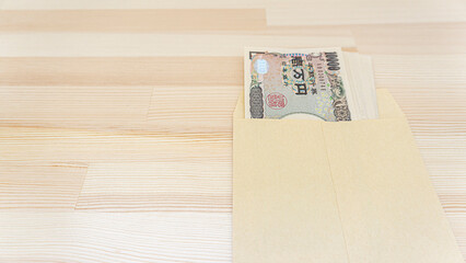 テーブルの上に置かれた封筒に入った一万円札_14
