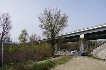Travaux routier sous pont d'autoroute pour un chantier de restauration