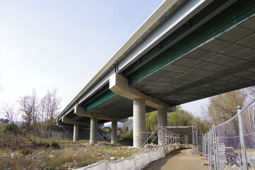 Travaux routier sous pont d'autoroute pour un chantier de restauration