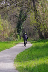 Fototapeta premium cycliste sur une voie verte de piste cyclable pour vélo