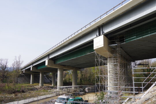 Travaux routier sous pont d'autoroute pour un chantier de restauration