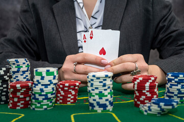 Naklejka premium woman in casino shows 2 aces as a winning combination, winning in a casino
