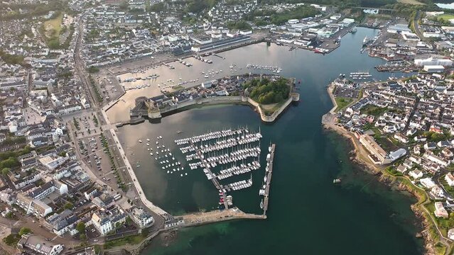 Drohnenaufnahme, Drohnenflug &uuml;ber die K&uuml;ste von Concarneau mit Blick auf den Hafen, die historische Altstadt, D&eacute;partement Finist&egrave;re, Bretagne, Frankreich