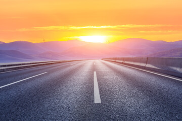 Naklejka premium Asphalt road and mountain with beautiful sky clouds at sunrise