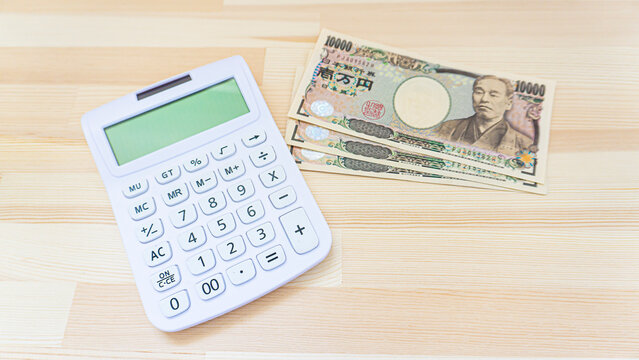 Japanese banknotes, coins and calculators placed on the table_b_03
