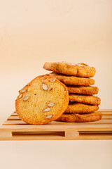 Biscotti natalizi fatti con le mandorle da una rosticceria napoletana
