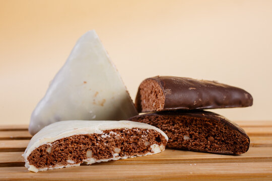 Mustacciuoli al cioccolato fondente e al cioccolato bianco, dolci natalizi tipici napoletani