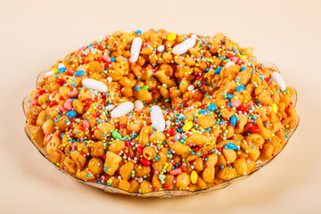Struffoli, dolce natalizio tipico napoletano, fatti con pasta fritta, miele e confetti di zucchero