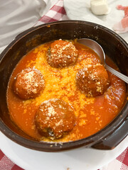 Tegamino di terracotta con polpette di carne con ragù napoletana servite come antipasto in una trattoria