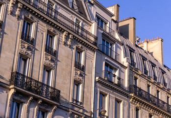 Obraz premium Traditional building facade on the street in the historical center of Paris
