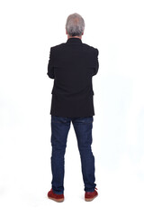 Naklejka premium rear view of man dressed in jeans sneakers and blazer with arms crossed on white background