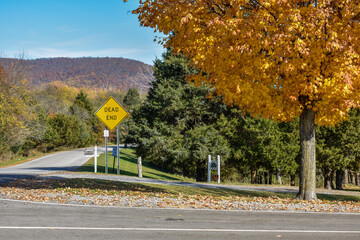 Naklejka premium Dead End Sign in Cheerful Fall Landscape